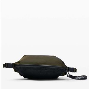 Lululemon belt bag in black/olive